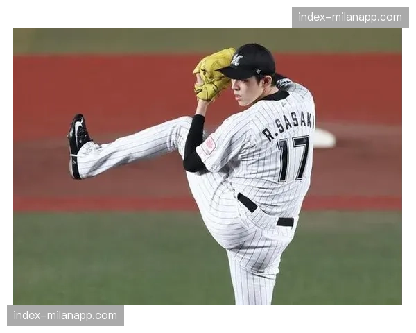 实战形式的训练：村上宗隆击出二垒打，佐佐木朗希完成春训首次登板