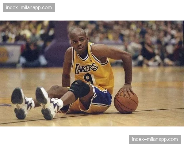 趣味一幕：场边小球迷成功接住弹出界外的篮球